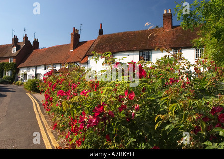 Case vicino al Castello di Kenilworth Kenilworth UK Giugno 2005 Foto Stock