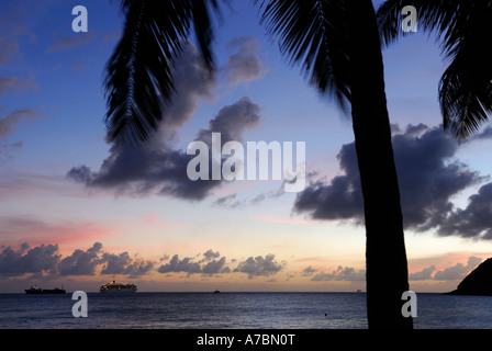 Lo spostamento di navi in mare al tramonto Foto Stock