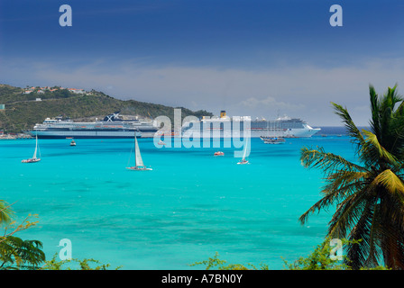 Baia Grande Sint Maarten con navi da crociera e barche a vela in acque turchesi del Mar dei Caraibi Foto Stock