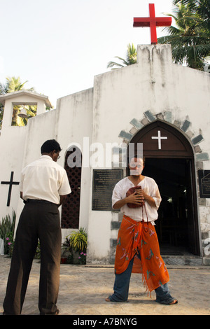 Fedeli al di fuori di una Chiesa di Goa, India. Foto Stock