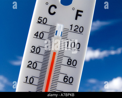 Indicatore di temperatura A ONDA DI CALORE concetto di colore rosso crescente il termometro visualizza 34C centigradi 81F gradi di temperatura in un cielo blu luminoso Foto Stock