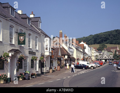 Dunster main street, compresi Dunster Castle Hotel e il mercato dei filati Foto Stock