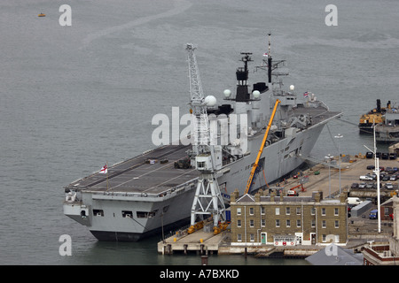 Royal Navy portaerei HMS illustre seduto al suo posto di ormeggio in Portmouth Cantiere Navale di Portsmouth Porto Foto Stock