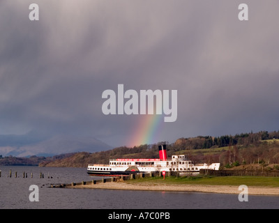 Nuvole temporalesche e rainbow su cameriera del Loch storico battello a vapore in Loch Lomond. Balloch Scotland Regno Unito Foto Stock