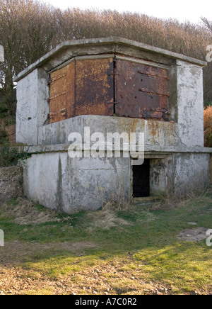 Militare britannico Pali Lookout a Totland Bay si affaccia sul canale di Solent, Isola di Wight Foto Stock