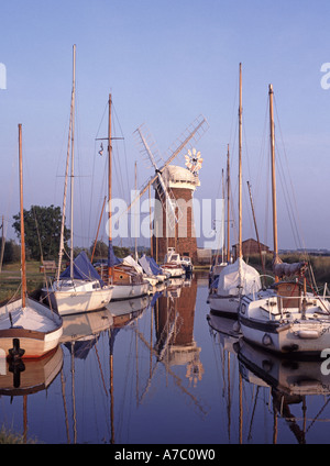 Horsey Staithe Windpump drenaggio mulino a vento di grado II edificio elencato su Broads canali navigabili ormeggiate barche riflesse in acqua naturale Norfolk East Anglia UK Foto Stock