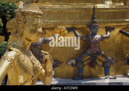 Thepnorasi essendo mitologico nella parte anteriore del golden Chedi con i giganti di scimmie, Grand Palace a Bangkok in Tailandia Foto Stock