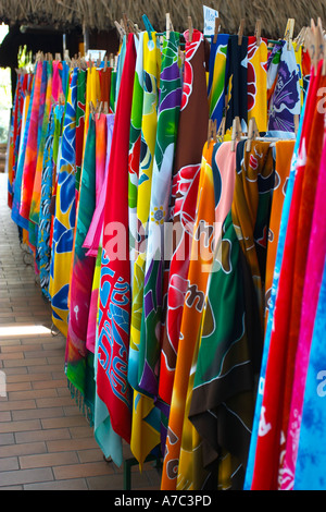 Tessuti colorati in vendita presso il vivace mercato di Papeete Tahiti Polinesia Francese Foto Stock