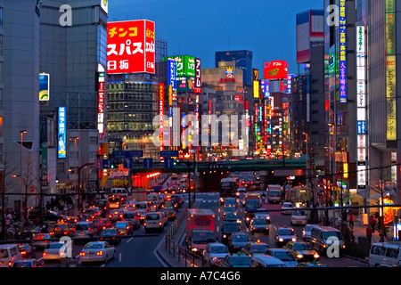 La trafficata e appariscente quartiere di Shinjuku a Tokyo Giappone Foto Stock