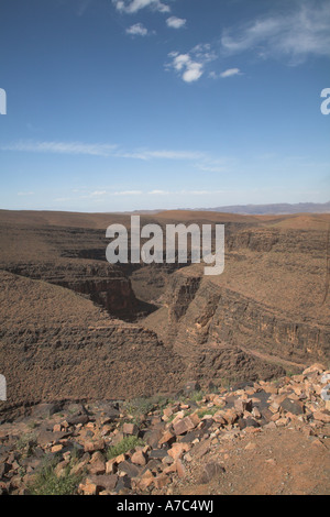 Deserto secco gorge Atlante, Jebel Sarhro montagne vicino Tizi n Tinififft Pass, Marocco Africa del nord Foto Stock