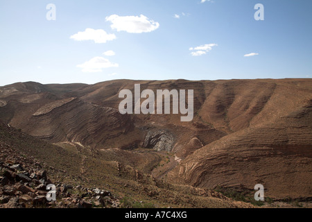 Asciugare valli desertiche montagne Atlas, Jebel Sarhro montagne vicino Tizi n Tinififft Pass, Marocco Africa del nord Foto Stock
