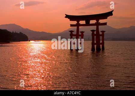 Itsukushima jinja tori flottante al tramonto Itsuku shima l'isola di Miyajima Hiroshima, Giappone Foto Stock