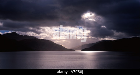 Cielo tempestoso sopra Loch Lomond, Scozia Foto Stock