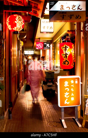 Geisha in un piccolo vicolo vicino Pontoncho Dori Kyoto in Giappone Foto Stock