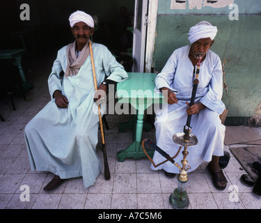 Ritratto di due uomini al di fuori Cafe, Aswan, Egitto Foto Stock