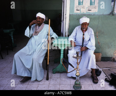 Ritratto di due uomini al di fuori Cafe, Aswan, Egitto Foto Stock