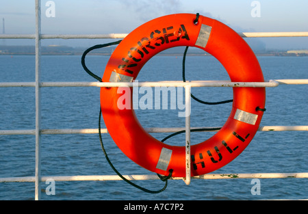 Lifebelt rosso su un mare del Nord il traghetto Foto Stock