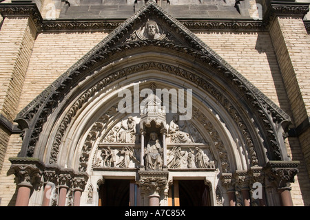 Portale ornato a St Wilfrids chiesa cattolica nella città di York nel Nord Ovest Inghilterra nel Regno Unito Foto Stock