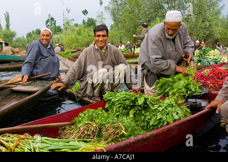 L'affascinante sunrise quotidiano mercato ortofrutticolo sul lago Daal Srinagar Jammu Kashmir Himalaya indiano Foto Stock