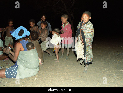 San Bushman Dancing villaggio nella notte il Botswana Foto Stock