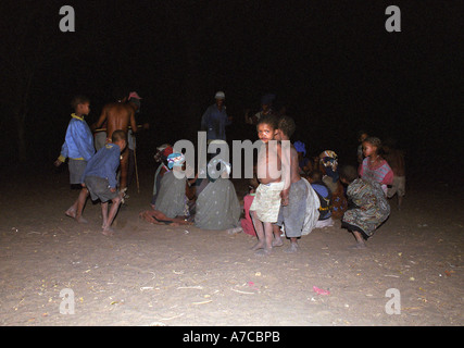 Boscimani San Dancing villaggio nella notte il Botswana Foto Stock