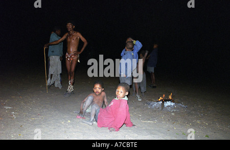 San Bushman Dancing villaggio nella notte il Botswana Foto Stock