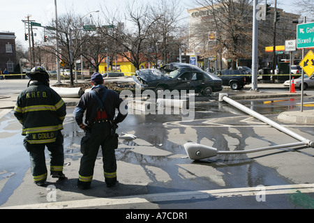 I vigili del fuoco in una scena di un incidente causato da un driver di anziani Foto Stock