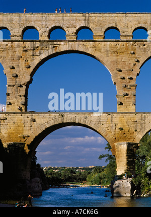 Pont du Gard oltre il fiume Gardon un acquedotto romano costruito per fornire acqua a Nîmes Gard Francia Foto Stock