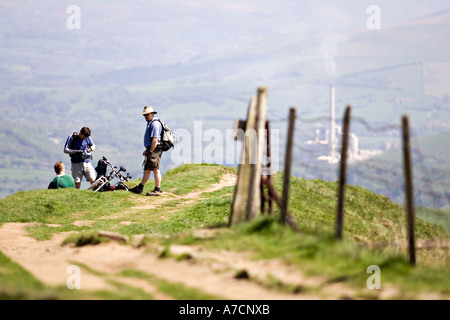 Camminatori e ciclisti in appoggio un po' di tempo sul Mam Tor Mountain Summit, 'Il Peak District " Parco Nazionale di Derbyshire England Regno Unito. Foto Stock