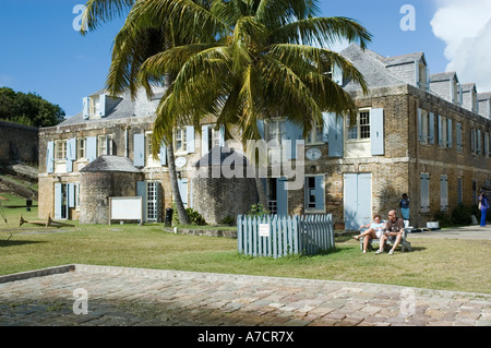 Il rame antico e legname store è stato convertito in un piccolo hotel e il pub Mainbrace, Nelson's Dockyard, Antigua Foto Stock