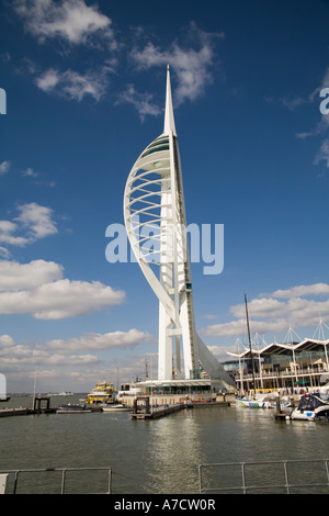 PORTSMOUTH HAMPSHIRE REGNO UNITO Aprile cercando di fronte al Gunwharf posti barca verso la Spinnaker Tower Foto Stock