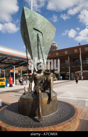 PORTSMOUTH HAMPSHIRE REGNO UNITO aprile una statua di bronzo di un ragazzino nell'ombra della prua di una nave nella piazza centrale di Gunwharf Quays Foto Stock