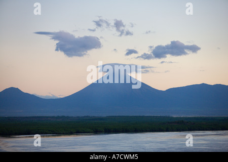 Linea di vulcani all'alba con San Cristobal central preso dal litorale di Corinto Repubblica di Nicaragua america centrale Foto Stock