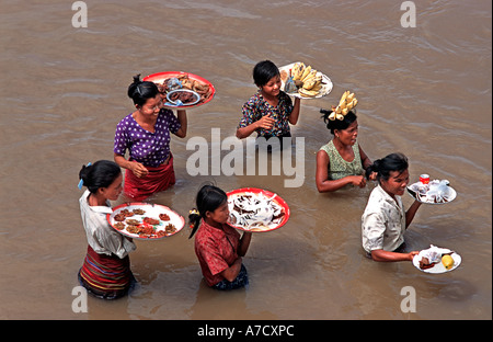 Le donne che vendono alimenti da piatti e vassoi di passeggeri su una barca che passa lungo il tragitto da Mandalay a Bagan Birmania Myanmar Foto Stock