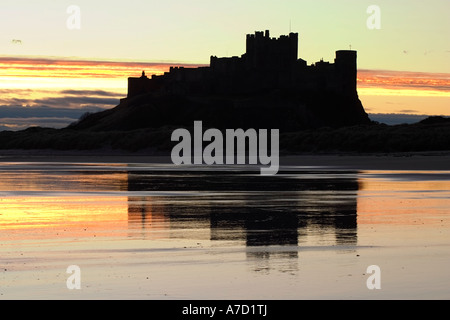 Il profilo del castello di Bamburgh contro la mattina presto sky Foto Stock