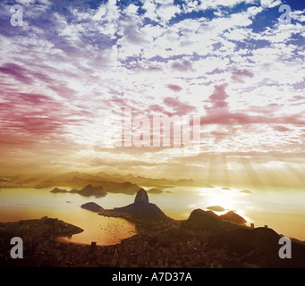 Sugarloaf Mountain sul bordo di Rio de Janeiro in Brasile a sunrise Foto Stock