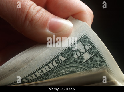 Mano conteggiare denaro pila di uno le fatture del dollaro US Foto Stock