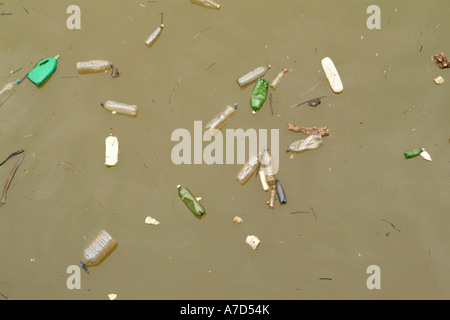 Vista dall'alto di acqua inquinata Foto Stock