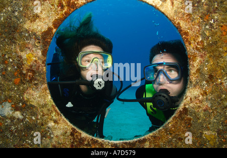 Subacquei sull'ORO VERDE RELITTO GRAND CAYMAN Foto Stock