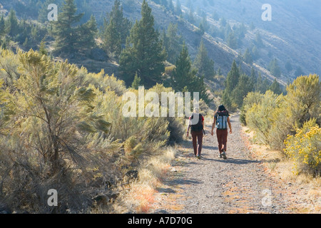 Due donne escursionismo su strada sterrata Sentiero Deschutes canyon di Oregon USA Foto Stock