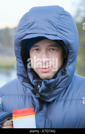 Giovane uomo di etnia miste in giacca con cappuccio Foto Stock