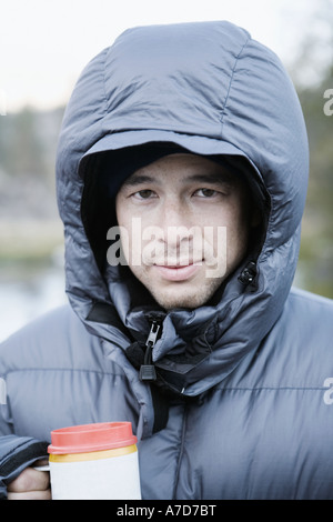 Giovane uomo di etnia miste in giacca con cappuccio Foto Stock