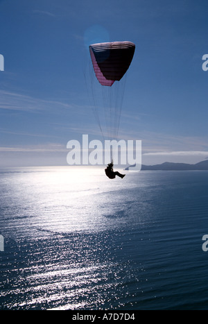 Parapendio oltre la Costa di Kapiti inferiore Isola del nord della Nuova Zelanda Foto Stock