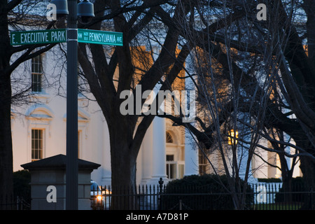 L'ingresso nord della Casa Bianca 1600 Pennsylvania Avenue in inverno con un cartello stradale. Washington DC. Foto Stock