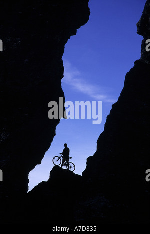 Mountain Biker in Rock Tor Dunstan Montagne Central Otago Nuova Zelanda Foto Stock