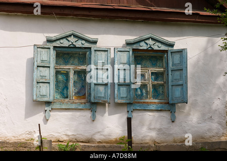 Stile russo windows in una piccola azienda agricola o datcha vicino a Almaty Kazakhstan Foto Stock