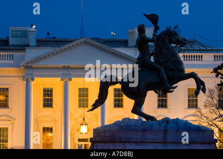 La casa bianca a Washington DC la notte. Il portico settentrionale e la statua equestre di Andrew Jackson a Lafayette Square. Foto Stock