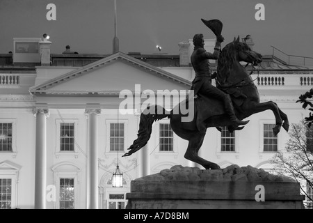 Portico nord della Casa Bianca e la statua equestre di Andrew Jackson a Lafayette Square, Washington DC US STATI UNITI D'AMERICA, al tramonto. Foto Stock
