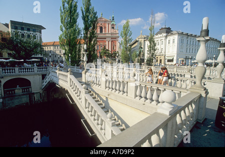 Ponte di pietra sul fiume Ljubljanica nel centro storico di Lubiana, Slovenia Foto Stock