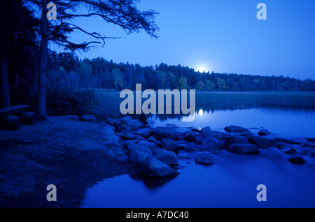 Ore del sorgere sopra il lago Itasca e l'inizio del fiume Mississippi in Itasca parco dello stato del Minnesota Foto Stock